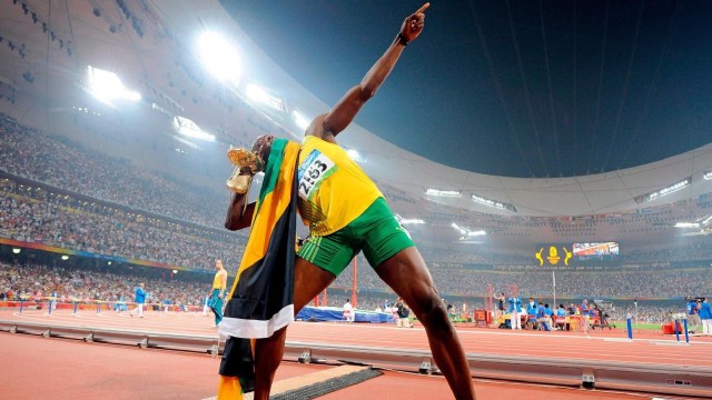 9游游戏官网-英超裁判吹罚标准演变对犯规判定的影响分析，足球吹裁判是什么意思